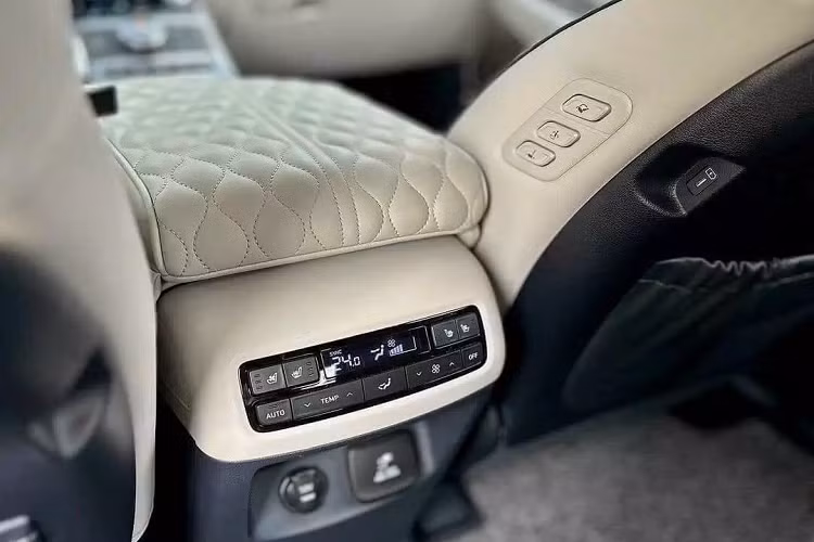 Trong mã sản phẩm của Hyundai, Palisade 2024 facelift được đặt tên là LX2 PE. Theo đó hậu tố PE được viết tắt từ cụm từ Product Enhancement, có nghĩa là sản phẩm nâng cấp. Mẫu xe mới được thiết kế theo hình khối vuông vắn hơn so với phiên bản trước. Đặc biệt là mặt lưới tản nhiệt theo thiết kế hình chữ nhất, kèm với đèn pha và đèn ban này DRL, trong khi cản trước được thiết kế lại với tấm ốp bảo vệ mới.