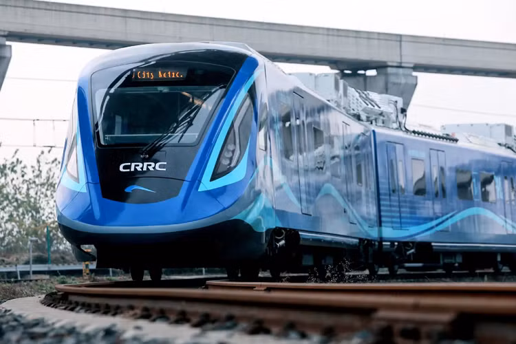 Đoàn tàu chạy hydro của Trung Quốc vừa được Công ty Thiết bị Phương tiện Giao thông Đường sắt Jingche Hà Bắc ra mắt tại thành phố Bảo Định, tỉnh Hà Bắc. Đây là đoàn tàu có 4 toa, với ghế ngang dành cho 3 hành khách ở mỗi hàng và sức chứa tối đa 236 người. Với tốc độ lên tới 160km/h, đây là loại tàu hybrid nhanh nhất từ trước đến nay.