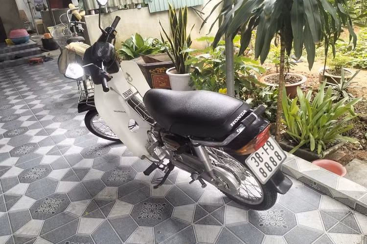 Sau đó, do xe bị mất giấy tờ nên năm 2014, anh T đã làm thủ tục xác minh nguồn gốc phương tiện xe cơ giới tại cơ quan công an. Hiện anh T chưa làm thủ tục sang tên nên xe vẫn mang tên chính chủ cũ. Sau khi phát hiện sự trùng hợp kỳ lạ này, anh N.X.T đã liên hệ với cơ quan CSGT TP Hà Tĩnh để phản ánh và đề nghị vào cuộc xác minh sự việc. Về phía anh N.H.Đ, anh cũng tỏ ra khá bất ngờ về việc “trùng hợp” này.