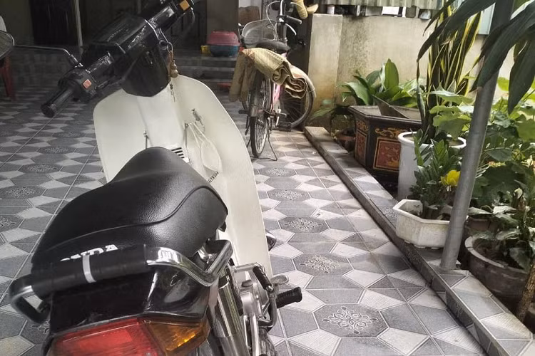 Anh Đ. cho biết, chiếc Honda Super Dream đời 2003 biển số 38 F8-8888 được anh mua qua mạng. Tuy nhiên, lúc mua xe, chỉ có giấy tờ mua bán chứ không có giấy đăng ký xe chính chủ cũ và thủ tục sang tên được phía bán lo. "Giờ tôi tìm lại liên lạc người bán xe trên mạng thì đã không còn dấu vết", anh D nói.