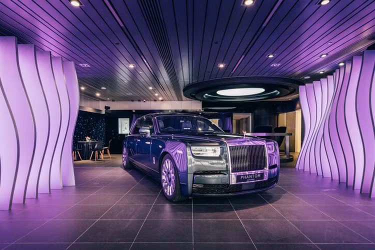 Mới đây, những hình ảnh về một chiếc Rolls-Royce Phantom Tempus siêu sang bản giới hạn chỉ sản xuất 20 xe trên thế giới được trưng bày trong 1 khu mua sắm sầm uất ở Thái Lan đã nhận được sự quan tâm không nhỏ của giới mê xe nước này.