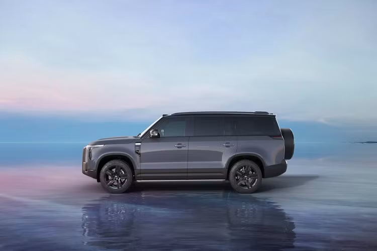 SUV điện Polestones 01 có cấu hình 6 chỗ ngồi có chiều dài 5.050 mm, còn biến thể 7 chỗ dài 5.295 mm. Chiều rộng và cao của xe lần lượt là 1.980 mm và 1.869 mm, chiều dài cơ sở 3.010 mm. Chiều dài tổng thể và chiều dài cơ sở của Polestone 01 gần như giống hệt với Land Rover Defender 130. Trước đó Polestones 01 đầu tiên được giới thiệu vào đầu tháng có tên “Jishi 01” nhưng bây giờ Polestones – thương hiệu mới của BAIC.