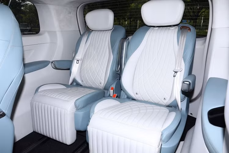 Khách hàng không phải quá lo về thời gian đổi pin, vì SAIC Maxus và Jieneng Smart Electric cung cấp dịch vụ tách ắc quy xe EBS (Energiex Battery Service) để tạo ra một trạm bổ sung năng lượng toàn diện có thể hỗ trợ thay thế ắc quy, thời gian thay nó nhanh nhất chỉ mất 2 phút 30 giây theo như thông báo của nhà sản xuất, như vậy, chưa bằng thời gian đợi làm 1 ly cà phê hay các loại nước uống.