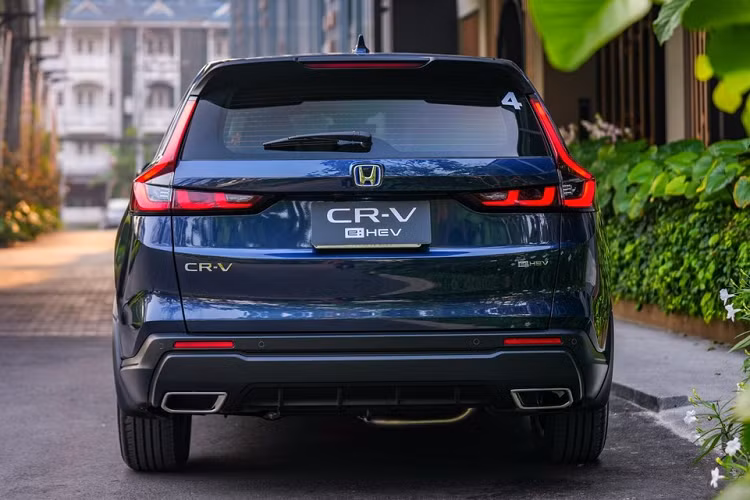 Tương tự cản trước, hốc bánh và bệ cửa, cản sau của Honda CR-V e:HEV ES 2023 cũng được sơn màu đen thay vì sơn cùng màu thân xe như bản e:HEV RS 4WD. Ngoài ra, cản sau còn đi kèm bộ khuếch tán gió màu đen và 2 đầu ống xả giả mạ crôm hình chữ nhật. Đáng tiếc là bản e:HEV ES không có đèn sương mù sau như bản e:HEV RS 4WD.