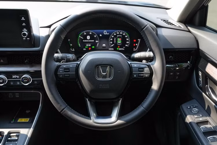 Những trang bị đáng chú ý của Honda CR-V 2023 nên e:HEV ES bao gồm ghế lái chỉnh điện 8 hướng, nhớ vị trí và ghế phụ lái chỉnh điện 4 hướng, có thể gập phẳng xuống trong trường hợp người lái cần chở vật dài.