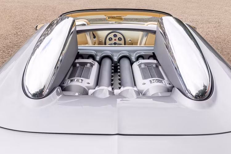 Bugatti Veyron EB 16.4 và Veyron 16.4 Grand Sport trang bị động cơ W16 dung tích 8.0L 4 turbo, công suất tối đa 1.001 mã lực và mô-men xoắn 1.250 Nm.