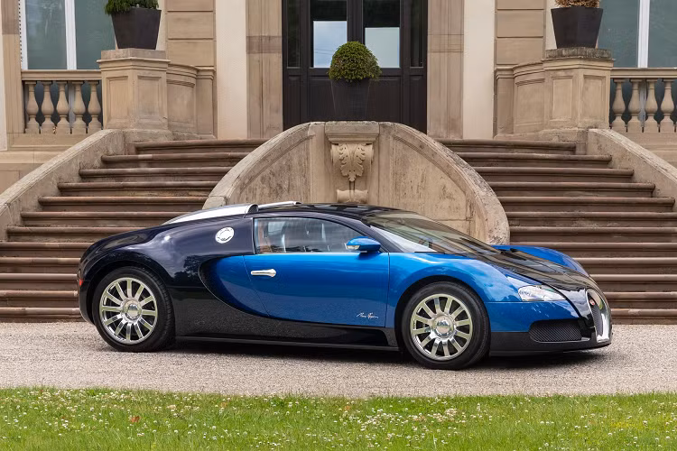 Chỉ riêng việc đưa hai chiếc siêu xe này đến Bugatti để phục chế trong quá trình kéo dài 3 năm. Đối với ôtô dưới 20 tuổi, việc phục hồi sẽ đến Bugatti La Maison Pur Sang - nơi các kỹ sư thuộc đội phục chế nội bộ của hãng sẽ thực hiện kiểm tra, bảo trì, cải thiện thẩm mỹ theo yêu cầu khách hàng.