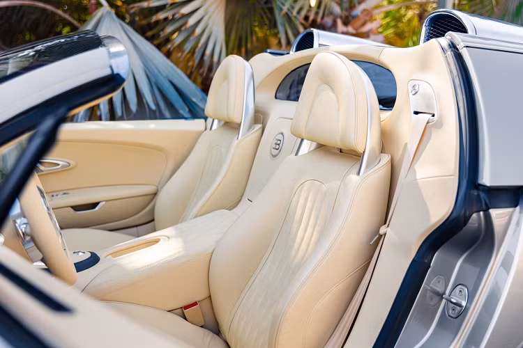 Trong khi bảo dưỡng tại Bugatti La Maison Pur Sang, cả hai chiếc xe đều được kiểm tra các bộ phận hoặc thay thế khi cần thiết. Bugatti cho biết chiếc coupe Veyron đã được tháo dỡ hoàn toàn để thay đổi màu sắc bên ngoài và bên trong, trong thời gian đó nó đã trở lại tình trạng như mới.