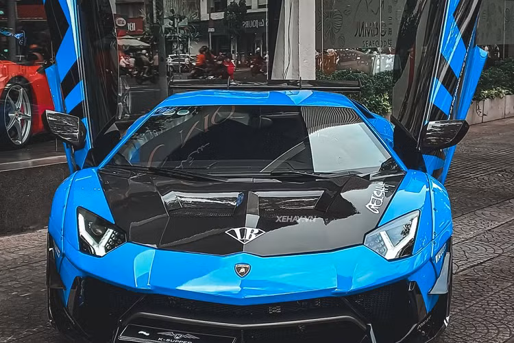 Trước đó, “siêu bò” từng được “khoác” trên mình nhiều “bộ áo” khác nhau như: xám nhám, crôm tán sắc, crôm xanh lam, trắng, hồng nhám,… . Trong số hàng chục siêu xe Lamborghini Aventador đang lăn bánh tại Việt Nam, chỉ có duy nhất một chiếc Aventador Limited Edition 50 - bản "độ khủng" đến từ hãng độ Nhật Bản Liberty Walk.