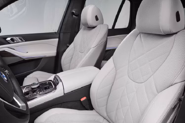 Ngoài ra, còn có hệ thống ghế tiêu chuẩn Comfort được trang bị trên X5 và X6, được làm từ chất liệu da Sensafin, da BMW Individual Merino tích hợp chức năng thông gió, massage...Ốp nội thất của xe tuỳ thuộc vào từng phiên bản mà sẽ được chế tác vật liệu khác nhau có thể được làm từ gỗ thật hoặc vật liệu tổng hợp.