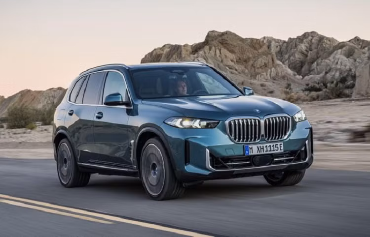 Riêng phiên bản hiệu năng cao X5 M60i xDrive được vận hành bởi động cơ V8 dung tích 4.4L, sức mạnh 530 mã lực và mô-men xoắn cực đại 750 Nm. Cả X5 và X6 được lắp hộp số tự động 8 cấp Steptronic và hệ thống dẫn động bốn bánh toàn thời gian xDrive. BMW X6 gồm có 3 phiên bản quốc tế là X6 xDrive40i, X6 xDrive30d và X6 M60i xDrive.