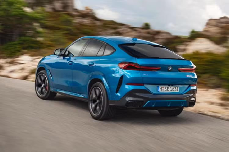 Về thông số kỹ thuật của từng phiên bản không khác mấy so với BMW X5. X5 M60i xDrive và X6 M60i xDrive đều có khả năng tăng tốc từ 0 lên 100 km/h chỉ trong 4,3 giây, trước khi đạt vận tốc tối đa được giới hạn ở mức 250 km/h.