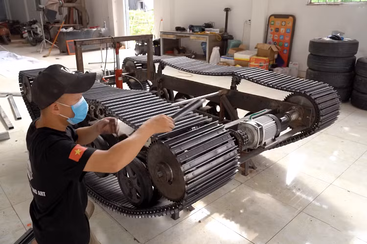 Thiết kế này khiến xe tăng STRV 103 bằng gỗ có hình dáng khá nhỏ bé, chỉ cao 2,13 mét và khẩu ph.áo chỉ cách mặt đất 1,67 mét. Đối với anh Trương Văn Đạo, những đặc điểm đó cũng đơn giản hóa quá trình xây dựng chiếc xe.