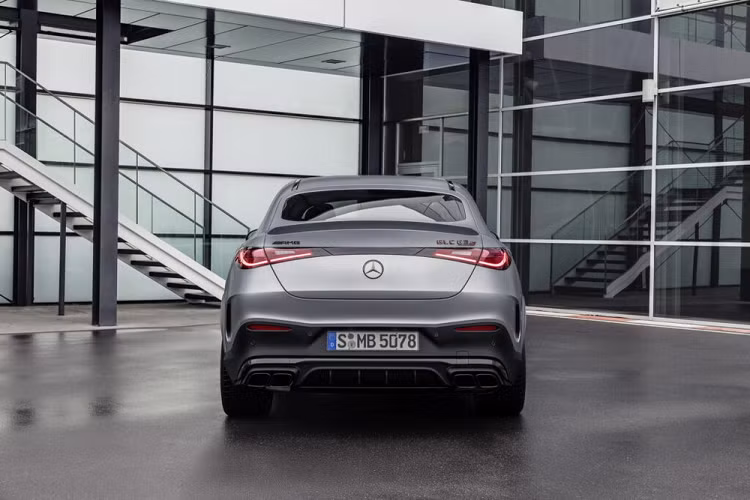 Bên trong xe, 2 mẫu SUV hiệu suất cao này sở hữu vô lăng AMG Performance và hệ thống thông tin giải trí Mercedes-Benz User Experience (MBUX) với những điều chỉnh cho phù hợp với phiên bản Mercedes-AMG. Hiện giá bán của Mercedes-AMG GLC 43 và 63 S E Performance Coupe 2024 vẫn chưa được công bố.