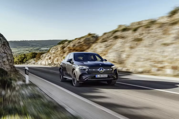 Trong khi đó, hệ thống chống lật chủ động được dành riêng cho Mercedes-AMG GLC 63 S E Performance Coupe 2024. Hệ thống lái cảm biến tốc độ AMG, hệ thống đánh lái cầu sau, hệ thống phanh thể thao AMG và hệ thống xả AMG cũng được trang bị cho xe.