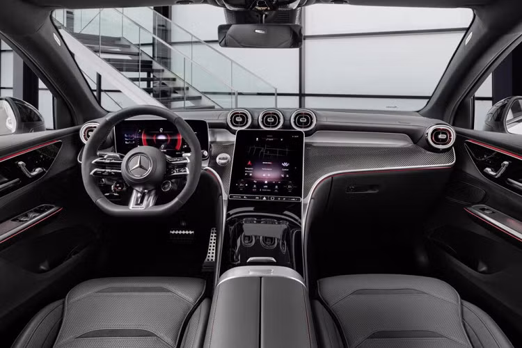 Sự thay đổi lớn nhất của mẫu xe sang Mercedes-AMG GLC 43 và 63 S E Performance Coupe 2024 nằm ở động cơ. Theo đó, hai mẫu xe này không còn dùng động cơ xăng V6 và V8 như trước mà thay bằng máy 4 xi-lanh mới. Sự thay đổi này sẽ lấy đi âm thanh động cơ phấn khích của xe nhưng lại mang đến khả năng tiết kiệm xăng và giảm khí thải tốt hơn.