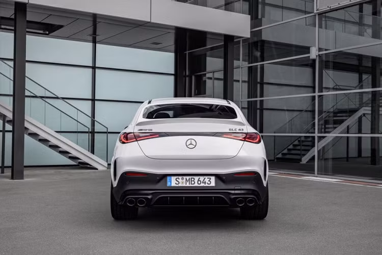 Những thay đổi còn lại của 2 mẫu xe trên không có gì khác biệt so với Mercedes-AMG GLC43 và GLC63 S E Performance 2024 đã ra mắt vào tháng 7 năm nay, từ khung gầm, hệ thống treo cho đến nội thất.