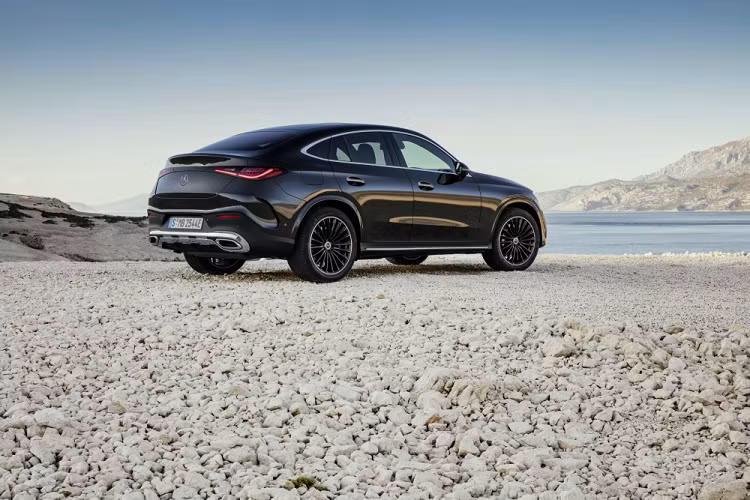 Mercedes-AMG GLC 43 và 63 S E Performance Coupe 2024 về cơ bản chỉ là lựa chọn thời trang hơn cho những ai thích phong cách thiết kế SUV lai Coupe.Như vậy, Mercedes-AMG GLC 43 và 63 S E Performance Coupe 2024 cũng có hệ thống treo AMG Ride Control với giảm xóc thích ứng.