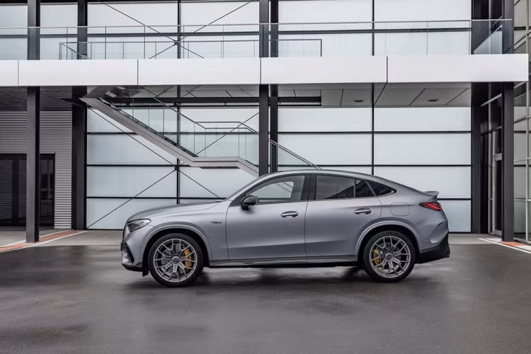 Động cơ 4 xi-lanh "nhỏ nhưng có võ" này cho phép Mercedes-AMG GLC 43 Coupe 2024 tăng tốc từ 0-100 km/h trong thời gian 4,7 giây trước khi đạt vận tốc tối đa giới hạn điện tử 250 km/h.