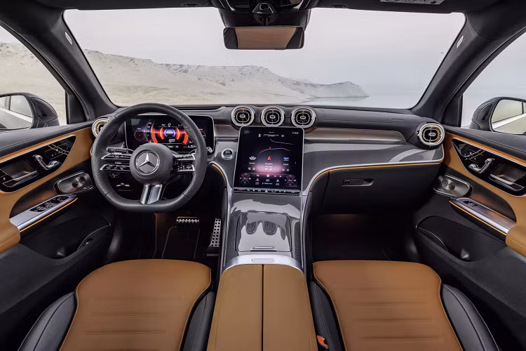 Công suất tổng cộng của Mercedes-AMG GLC 63 S E Performance Coupe 2024 đạt 671 mã lực trong khi mô-men xoắn cực đại là 1.019 Nm. Nhờ đó, xe có thể tăng tốc từ 0-100 km/h trong thời gian 3,5 giây và đạt vận tốc tối đa giới hạn điện tử 275 km/h.