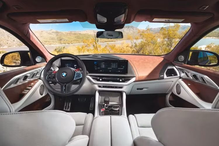 Tuy vậy, BMW XM cũng không phải là hoàn hảo khi bên trong nội thất của xe có những phần được làm bằng nhựa, nó mang đến cảm giác không hoàn toàn sang trọng và cao cấp.