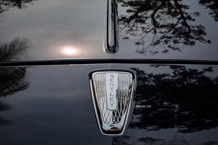Bentley Flying Spur biển tứ quý 9 của đại gia Minh Nhựa được trang bị động cơ xăng V8, tăng áp kép, dung tích 4.0 lít, sản sinh ra công suất tối đa 542 mã lực và mô-men xoắn cực đại 770 Nm.