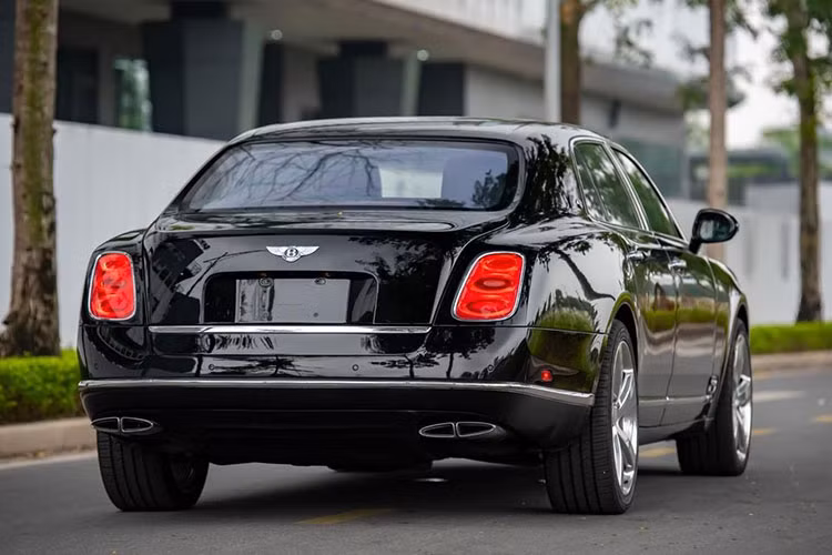 Bentley Mulsanne Le Mans Edition chỉ dành cho thị trường Bắc Mỹ, nhưng sức hút của nó quá lớn khiến 1 số chủ xe cũng như đại lý cho nó xuất ngoại. Và chiếc mang số thứ tự 22/48 đã về Việt Nam khá kín tiếng.