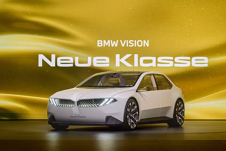 Bản xe thương mại hoàn thiện dựa trên Vision Neue Klasse sẽ được sản xuất chủ yếu tại nhà máy BMW đặt tại Hungary, tuy nhiên hãng cũng sẽ cân nhắc thêm về phương án huy động sự hỗ trợ từ nhà máy ở Mỹ, nhằm tận dụng tốt hơn các ưu đãi về xe điện của liên bang tại đây. Một nhà máy sản xuất pin mới cũng đang được BMW lên kế hoạch ở South Carolina. Các cơ sở sản xuất của họ sẽ không sử dụng bất kỳ nhiên liệu hóa thạch nào mà sẽ tập trung vào vật liệu tái chế.