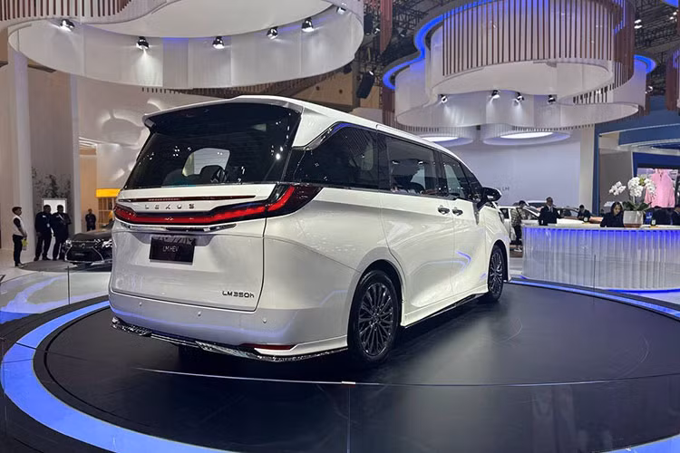 Được nhập khẩu nguyên chiếc từ Nhật Bản vào Thái Lan, Lexus LM 2024 chỉ có 1 loại động cơ là máy xăng 4 xi-lanh, dung tích 2.5L, sản sinh công suất tối đa 190 mã lực tại tua máy 6.000 vòng/phút và mô-men xoắn cực đại 236 Nm tại tua máy 4.300 - 4.500 vòng/phút. Động cơ kết hợp với mô-tơ điện mạnh 182 mã lực và 270 Nm nằm trên cầu trước. Con số tương ứng của mô-tơ điện nằm trên cầu sau là 54 mã lực và 121 Nm.