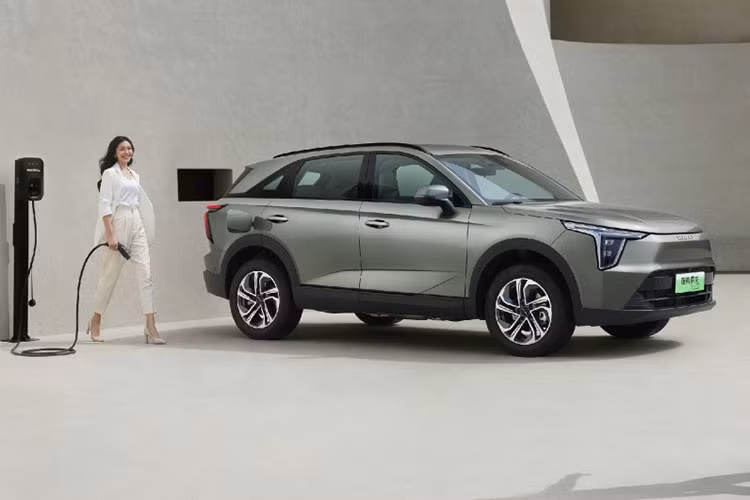 Mẫu xe SUV điện Haval Xiaolong MAX sẽ được trang bị một mô hình lớn AI, có thể tự do tham gia trải nghiệm cảnh trên liên kết tương tác giọng nói ban đầu, cũng như kết nối và tương tác xe tay bao gồm siêu máy tính để bàn, rơle điều hướng và các chức năng khác.