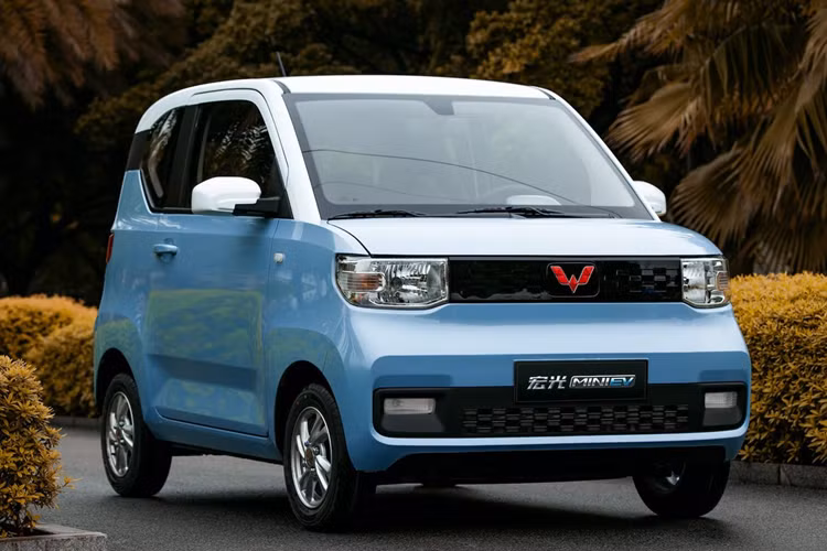 Về khả năng chứa đồ, xe cung cấp tới 15 cài đặt không gian chứa đồ, bao gồm 8 ngăn chứa đồ, 2 khe để cốc, 2 móc treo, 2 túi bản đồ và 1 túi lưới, cho phép cất giữ thông minh những vật dụng nhỏ thường dùng.
