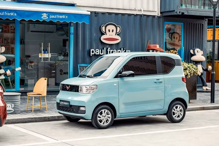 Hàng ghế trước được kết nối hoàn toàn với lối đi chính và trung tâm hành khách, giúp tăng đáng kể không gian để chân bên. Khi vị trí lái của cửa một bên bị hạn chế, tài xế có thể ra vào xe thông qua hành khách.