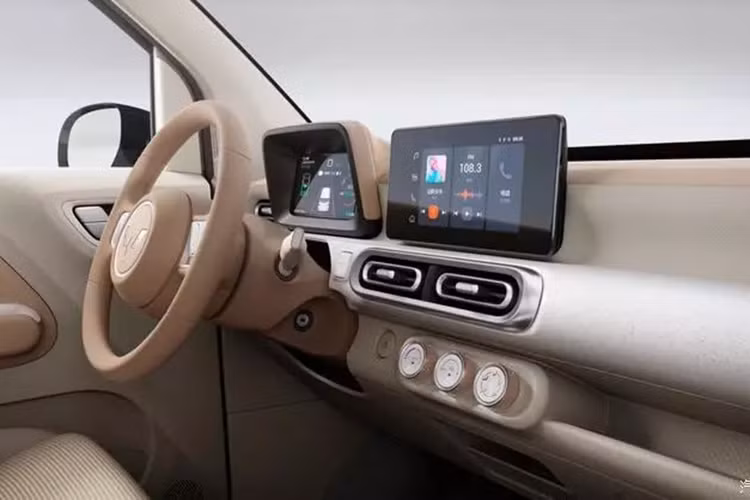 Wuling Hongguang Mini EV Macaron 2024 mới tiếp tục áp dụng tính thẩm mỹ Smiley vào thiết kế nội thất. Hai màu nội thất với chủ đề làm hài lòng trái tim bổ sung cho 5 màu xe kép vui nhộn Smiley đã được công bố trước đó, đồng thời, nó cũng cải thiện hiệu suất không gian, ghế ngồi, chất liệu, cấu hình buồng lái và các khía cạnh khác cũng được nâng cấp toàn diện.