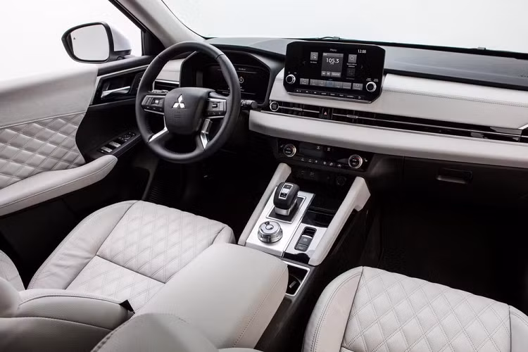 Bên trong mẫu SUV cỡ C này là không gian nội thất 5 chỗ ngồi với những trang bị đáng chú ý như ghế bọc da semi aniline, vô lăng 4 chấu, bảng đồng hồ kỹ thuật số 12,3 inch, màn hình cảm ứng trung tâm 9 inch, hỗ trợ Apple CarPlay/Android Auto, điều hòa đi kèm màn hình nhỏ, màn hình hiển thị thông tin kính lái HUD, cần số điện tử, phanh tay điện tử, hệ thống âm thanh Bose 10 loa và cửa sổ trời toàn cảnh.
