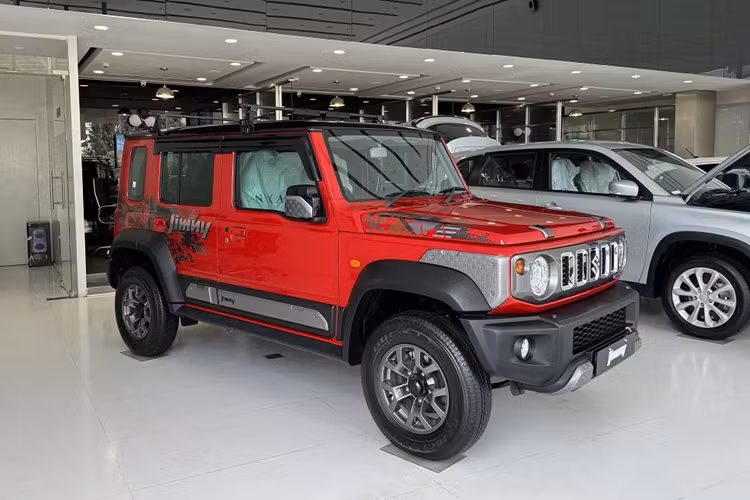 Vào hồi đầu tháng 12/2023, liên doanh Maruti Suzuki đã chính thức vén màn phiên bản đặc biệt mới mang tên Thunder Edition của dòng SUV cỡ nhỏ Jimny 5 cửa. Đến nay, những chiếc Suzuki Jimny Thunder Edition 2024 mới đã bắt đầu được bày bán tại đại lý ở Ấn Độ.