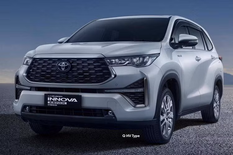 Đi cùng với đó là hộp số CVT giả lập 10 cấp số cho mọi phiên bản. Nhờ đó, Toyota Innova 2023 có công suất tối đa tăng 25% trong khi lượng xăng tiêu thụ giảm hơn 50%. Lượng xăng tiêu thụ trung bình của Toyota Innova Hybrid 2023 khá ấn tượng, chỉ khoảng khoảng 4,76 lít/100 km.