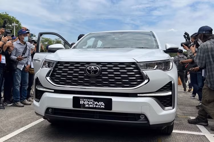 Xe có chiều dài 4.755 mm, rộng 1.850 mm, chiều cao 1.795 mm, chiều dài cơ sở 2.850 mm và chiều cao gầm 185 mm. So với thế hệ cũ, xe dài hơn 20 mm và có nội thất rộng rãi hơn nhờ chiều dài cơ sở tăng 100 mm.