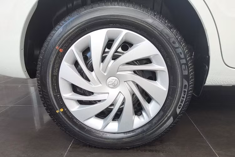 Tại thị trường Nam Phi, mẫu MPV này có tổng cộng 3 phiên bản, bao gồm tiêu chuẩn, SX và TX. Ở bản tiêu chuẩn, xe có những trang bị như vành thép 15 inch, điều hòa chỉnh tay, bảng đồng hồ với màn hình đa thông tin, cảm biến đỗ xe phía sau, 2 túi khí, hệ thống chống bó cứng phanh ABS và trợ lực phanh BA.