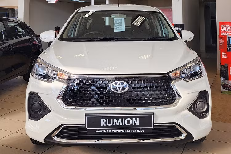Tuy nhiên, sang phiên bản mới, mẫu MPV giá rẻ Toyota Rumion 2023 đã cải tiến thiết kế, giúp người tiêu dùng dễ phân biệt với Suzuki Ertiga hơn. Có thể thấy sự mới mẻ rõ rệt nhất ở khu vực đầu xe Rumion 2023. Tại đây, xe được bổ sung lưới tản nhiệt hình lục giác cỡ lớn hơn phiên bản cũ với viền mạ crôm sáng bóng. Bên trong lưới tản nhiệt, mắt lưới đã được chuyển từ dạng nan mạ c ôm nằm ngang sang tổ ong sơn đen.