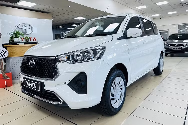 Vào hồi đầu tháng 7 năm nay, Toyota đã chính thức ra mắt phiên bản nâng cấp của dòng MPV 7 chỗ Rumion ở thị trường Nam Phi. Đây chính là mẫu xe ra đời từ Suzuki Ertiga. Đến nay, những chiếc Toyota Rumion 2023 mới đã được trưng bày tại các showroom ở Nam Phi. Ở phiên bản cũ, Toyota Rumion sở hữu ngoại hình gần như giống hệt "anh em song sinh" Suzuki Ertiga, chỉ khác biệt ở logo.