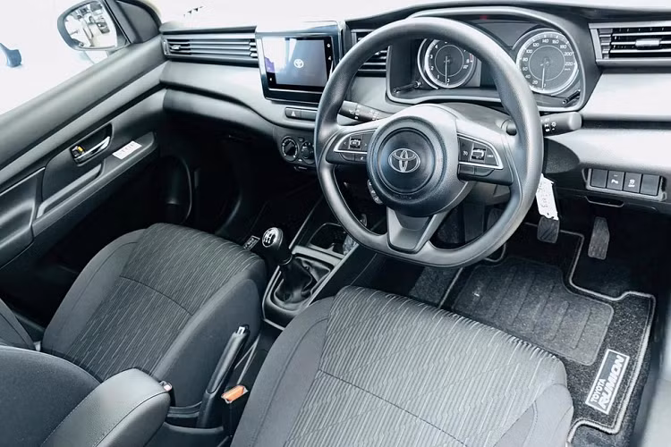 Riêng Toyota Rumion TX 2023 cao cấp nhất sẽ được trang bị vành hợp kim 15 inch, đèn sương mù LED, chìa khóa thông minh, khởi động máy bằng nút bấm, điều hòa tự động, ốp trang trí giả gỗ, hệ thống âm thanh 6 loa và cổng sạc 12V dành cho 2 hàng ghế.
