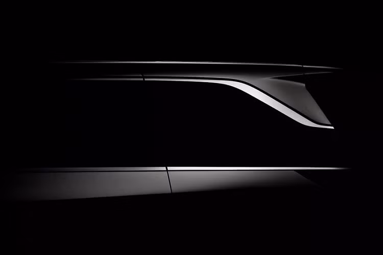 Cụ thể, Lexus LM 2023 sẽ được trang bị thiết kế cột D mới, mang đến hiệu ứng nóc trôi nổi cho xe. Bên cạnh đó là nẹp mạ crôm mới chạy dọc theo nóc xe và dốc xuống ở cột D. Đường chân kính của mẫu MPV hạng sang này cũng được mạ crôm, tạo cảm giác cao cấp. Ngoài ra, có vẻ như Lexus LM 2023 sẽ được bổ sung cánh gió mui và đèn hậu mới.