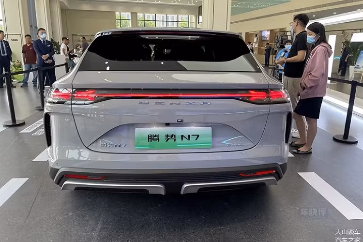 Denza N7 có tùy chọn 4 màu sắc cho nội thất, xe được bọc da Nappa và đi kèm với số lượng đáng kinh ngạc là 6 màn hình, trong đó, 3 màn hình là dành cho người lái và ghế phụ có kích thước 10,25 inch, màn hình giải trí có kích thước 17,3 inch, một màn hình AR-HUD và 2 màn hình điều hòa thông minh.