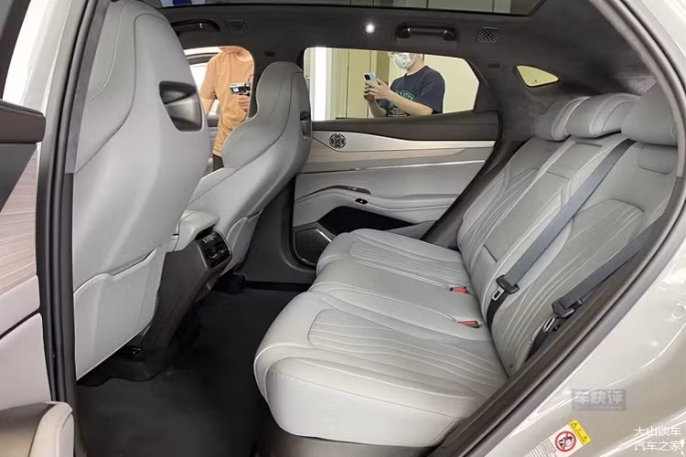 Tất cả các ghế đều được thiết kế tích hợp tựa đầu và tựa lưng. Hơn nữa, ghế trước có chức năng thông gió và sưởi ấm. Về sức mạnh, chiếc xe Denza N7 sẽ cung cấp các phiên bản động cơ kép không đồng bộ AC phía trước và đồng bộ nam châm vĩnh cửu phía sau, với công suất cực đại lần lượt là 215 mã lực kW và 308 mã lực.