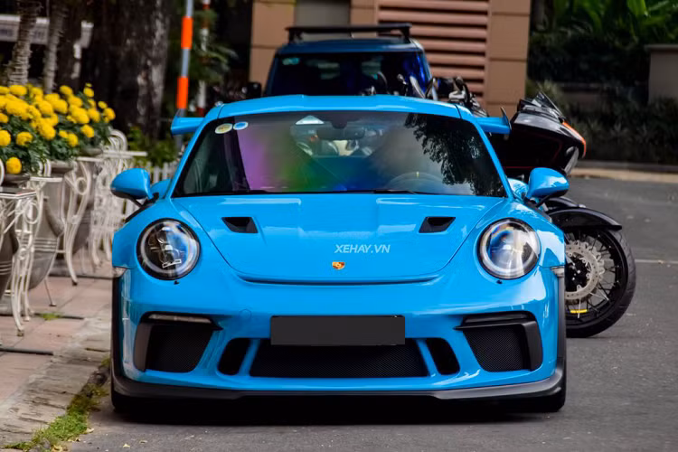 Vào thời điểm mới về nước, giá xe Porsche 911 GT3 RS có mức niêm yết ở mức hơn 17 tỷ đồng. Porsche 911 GT3 RS 2019 là phiên bản hiệu suất cao của dòng xe thể thao huyền thoại 911, xe sở hữu những công nghệ dành riêng cho xe đua và được áp dụng một cách hợp lý khiến 911 GT3 RS có khả năng vận hành tối ưu trên mọi cung đường.