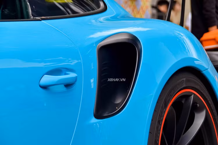 Đáng chú ý nhất là hệ thống xả mới đến từ BBi Autosport, đây là “nhà độ” còn khá mới mẻ và lạ lẫm với giới chơi xe tại Việt Nam. BBi Autosport chuyên cung cấp các món đồ độ xe cho thương hiệu Porsche và McLaren. Ngoài ống xả, hãng còn cung cấp thêm các phụ kiện khác như ghế, phuộc, khung chống lật, dây đai an toàn 6 điểm, thậm chí là ECU.