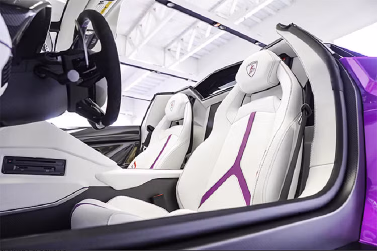 Khác với các phiên bản siêu xe Lamborghini Aventador SVJ LP770-4, siêu xe mui trần Lamborghini Aventador SVJ LP770-4 Roadster sắp lăn bánh tại Việt Nam có sự khác biệt rõ ràng nhất chính là "mái nhà" bằng sợi carbon có thể tháo lắp dễ dàng bằng tay.