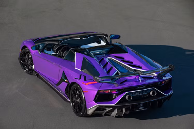 Những trang bị ấn tượng này cho phép Lamborghini Aventador SVJ Roadster tăng tốc từ vị trí đứng yên lên 100 km/h chỉ trong thời gian 2,9 giây, chậm hơn 0,1 giây so với bản Coupe và 0-200 km/h trong 8,8 giây. Vận tốc tối đa của siêu xe Lamborghini Aventador SVJ mui trần sẽ là 350 km/h.
