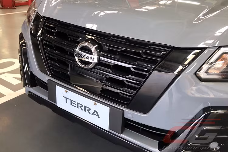 So với những phiên bản còn lại, mẫu xe SUV Nissan Terra Sport 2023 sở hữu thiết kế hầm hố hơn. Có thể thấy điều đó qua những chi tiết ngoại thất màu đen như lưới tản nhiệt, hốc đèn sương mù trước, tấm ốp gầm dưới đầu xe, vành la-zăng...