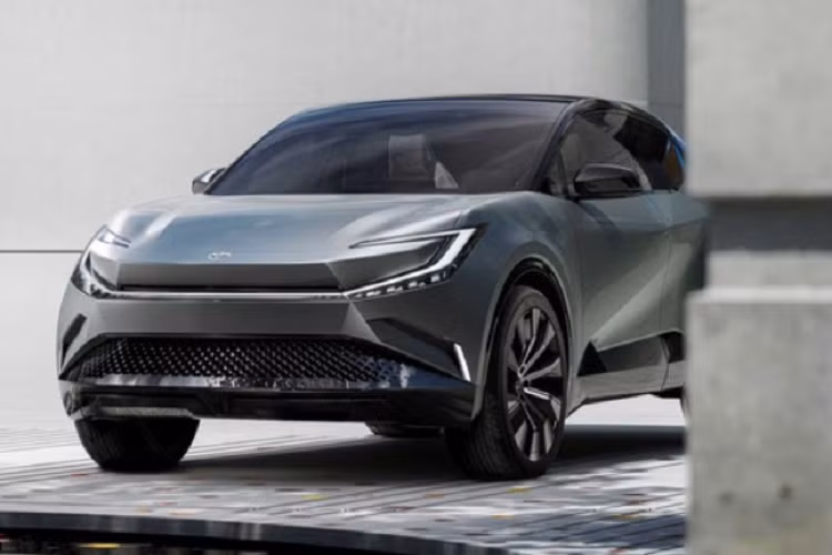 Điều này cũng là dễ hiểu bởi cả hai mẫu xe này đều do studio Toyota ED2 tại Pháp đảm nhận vai trò thiết kế. Xe điện bZ3X mới này được kỳ vọng sẽ có tầm vận hành bền bỉ hơn so với bZ4X - chiếc xe điện chạy pin đầu tiên của Toyota.